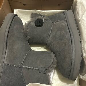 Uggs mini Bailey Button Gray color